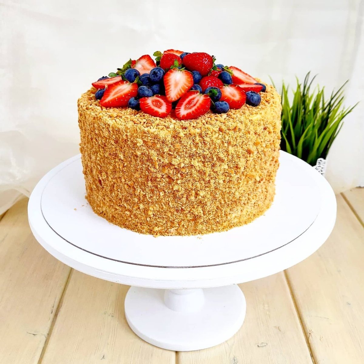 Украшение торта конфетами Ферреро Роше