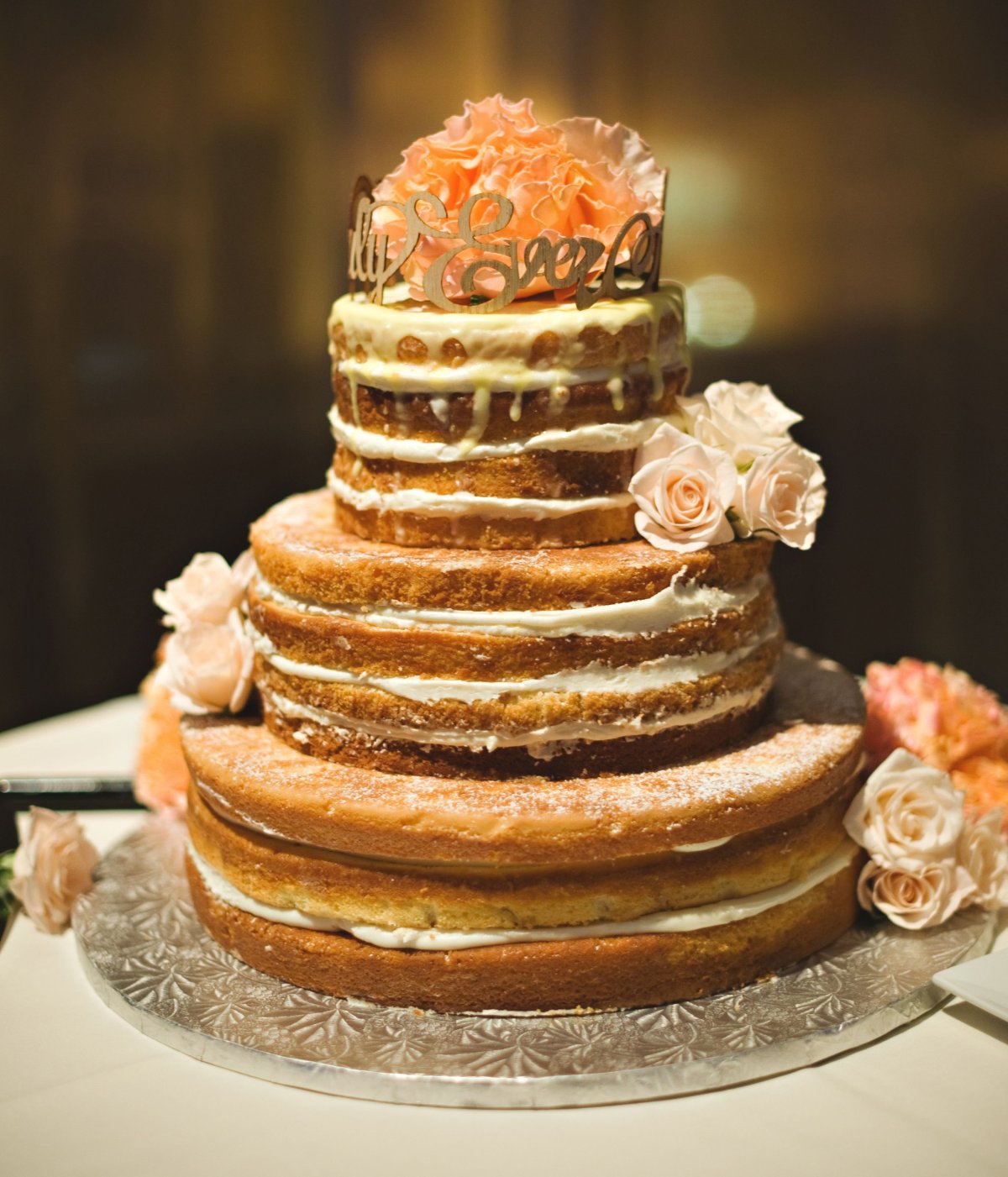 Украшение медовика клубникой