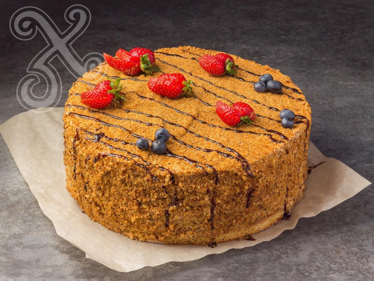 Торт с медовыми коржами и кремом чиз