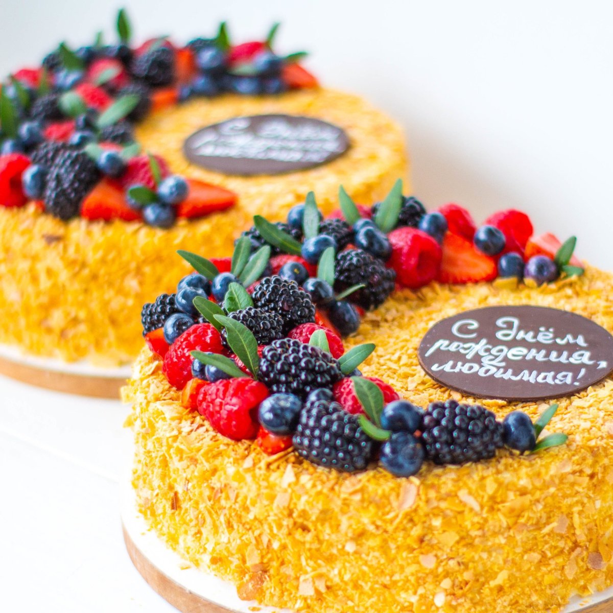 Двухъярусный торт медовик