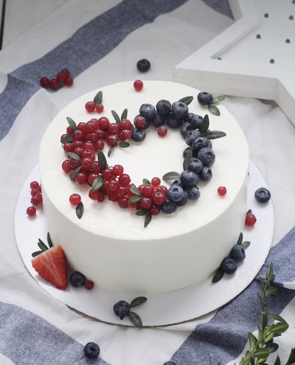 Украшение торта розмарином