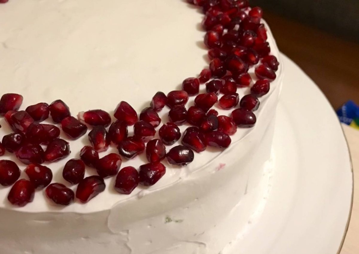Украшение торта гранатом