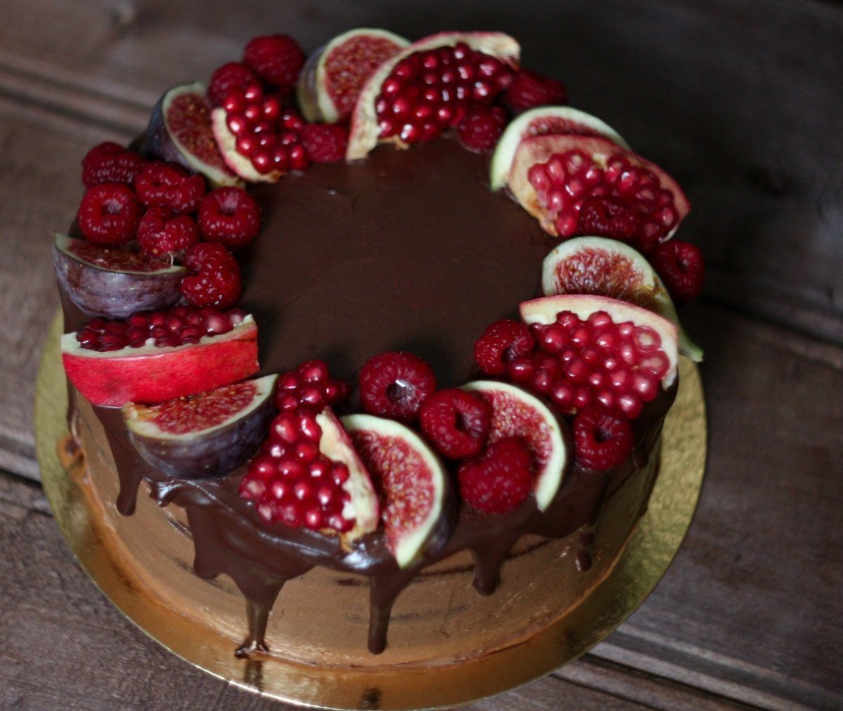 Торт украшенный гранатом