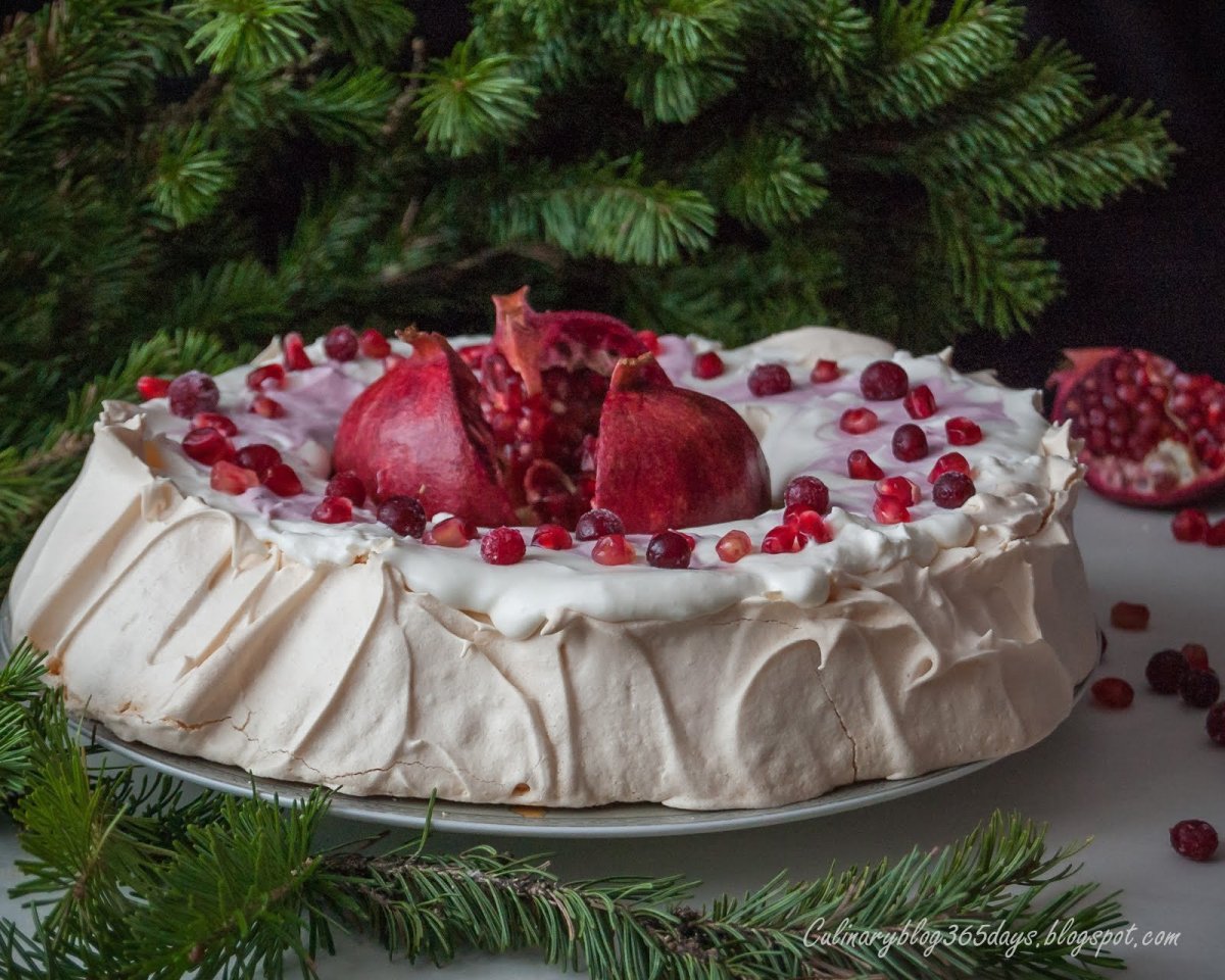 Украшение торта гранатом