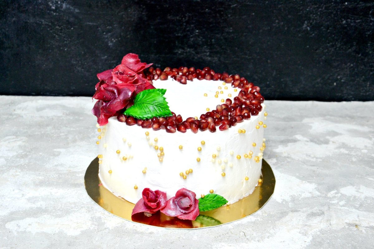 Торт с гранатом