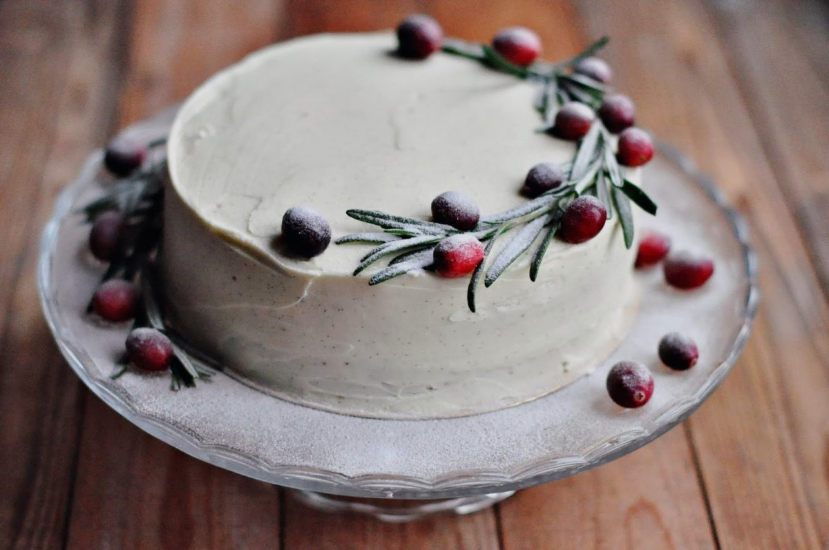 Украшение торта гранатом