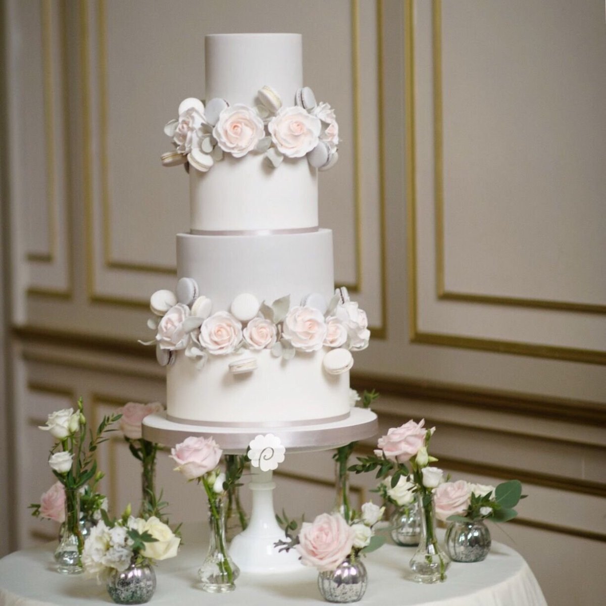 Свадебный торт покрытый велюром