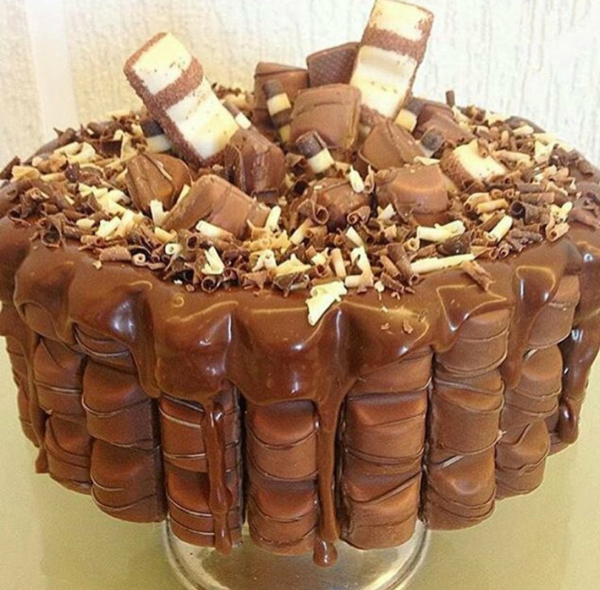 Украшение торта сладостями