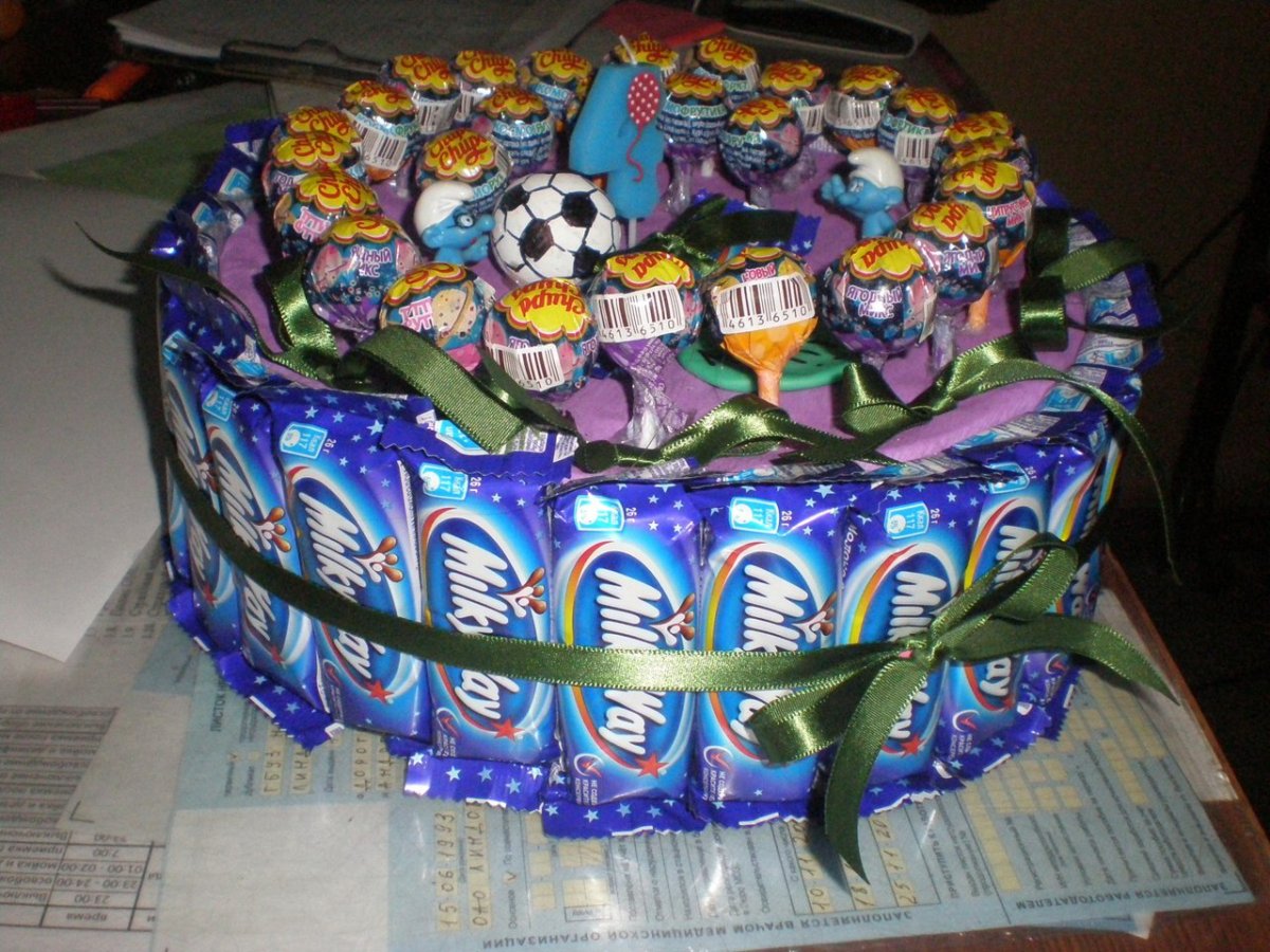 Торт с шоколадным декором для мальчика