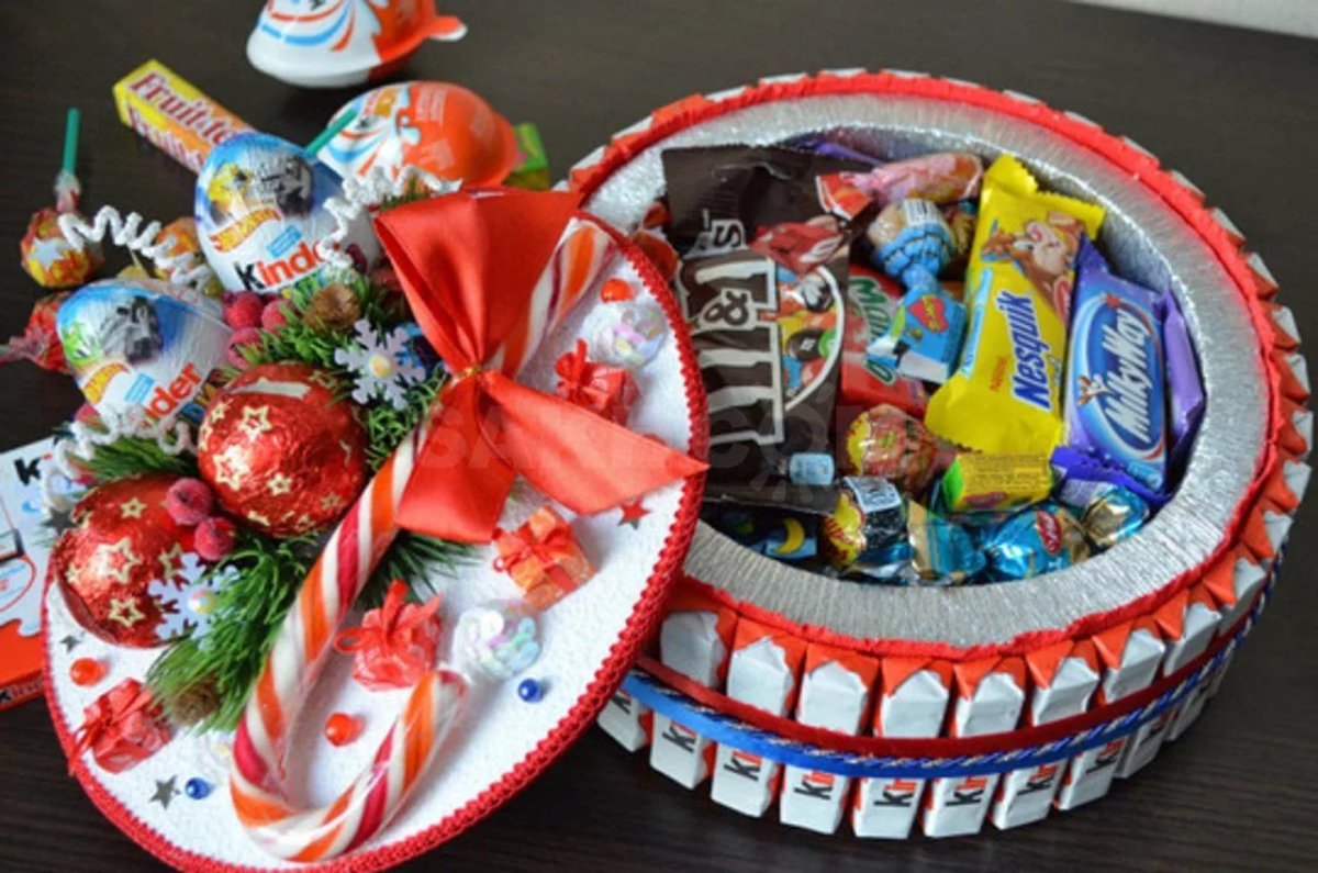 Украшение торта киндерами и шоколадками