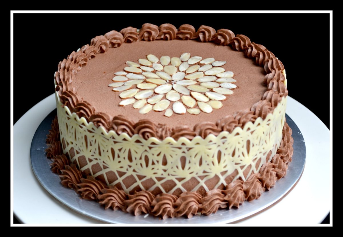 Торт украшенный физалисом