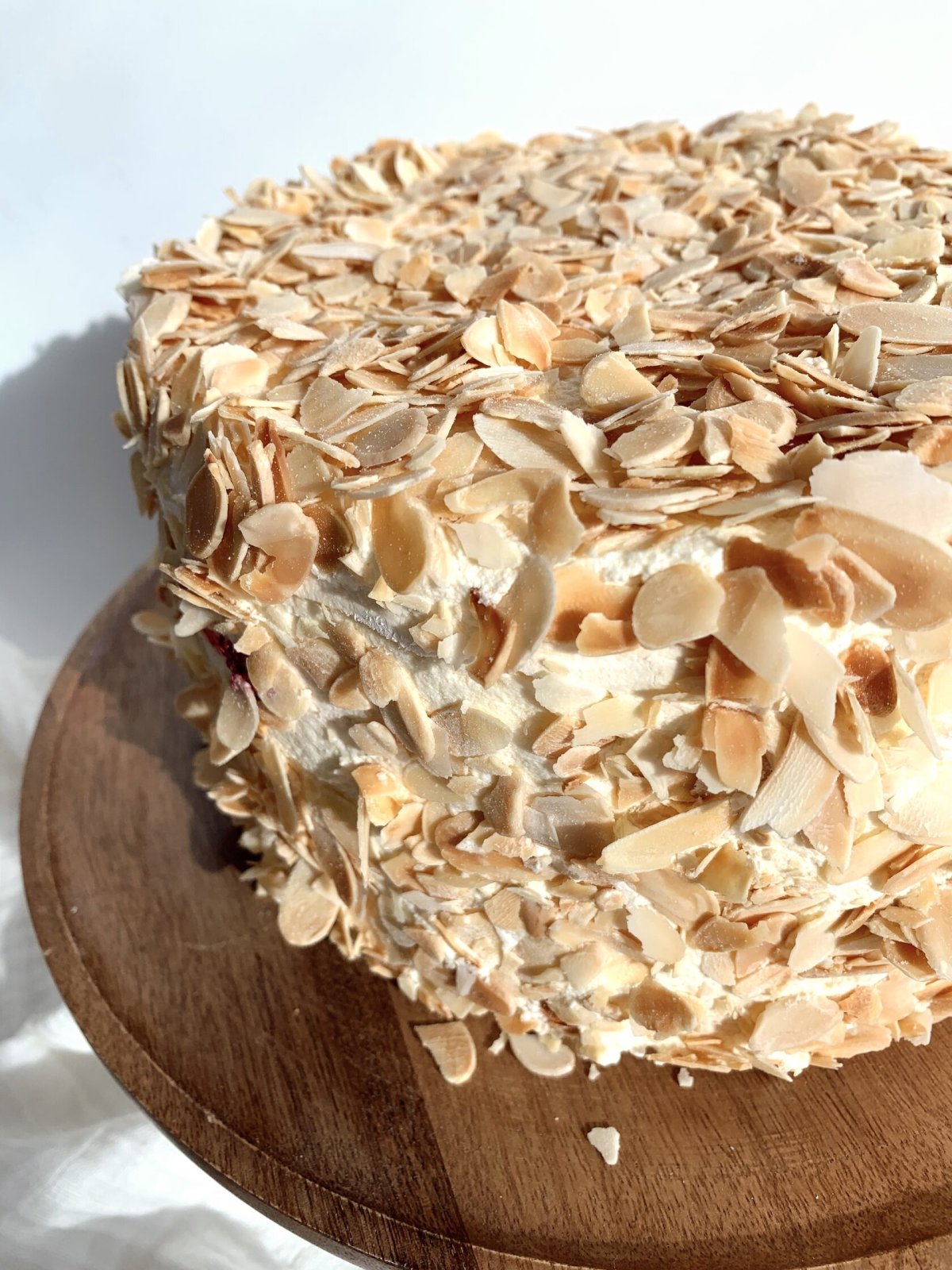 Украсить торт миндальными лепестками