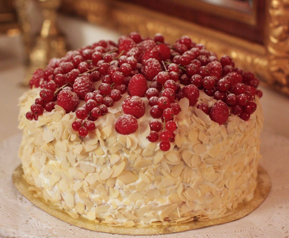 Торт с миндальными лепестками