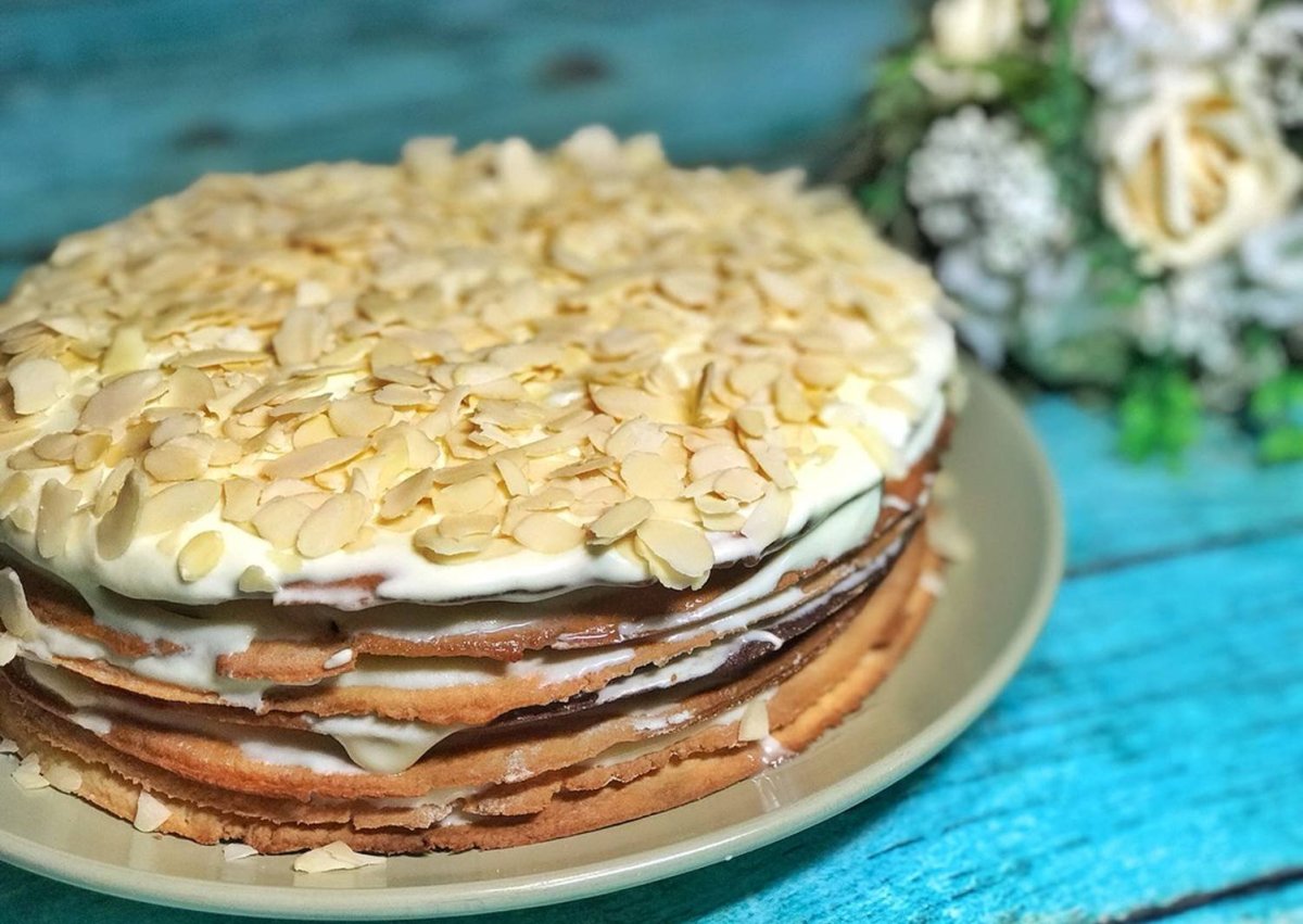 Шоколадный торт с миндальными лепестками