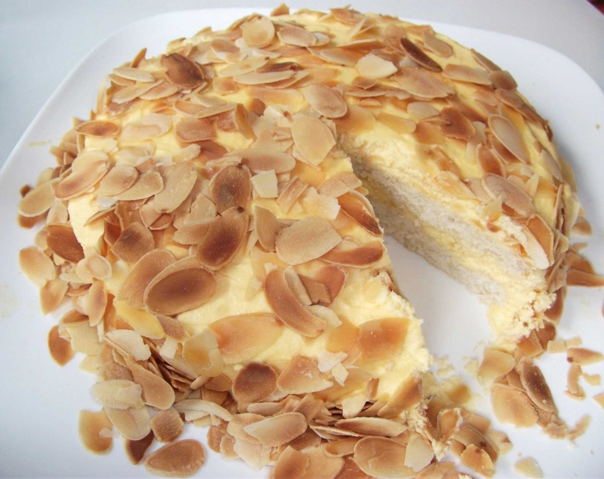 Пирог с миндальными лепестками