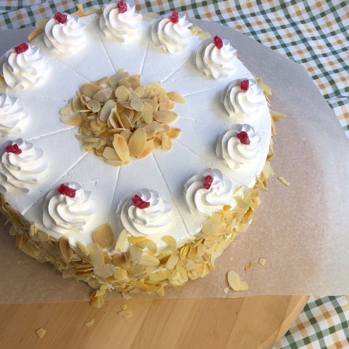 Украшение торта миндальными лепестками и шоколадом