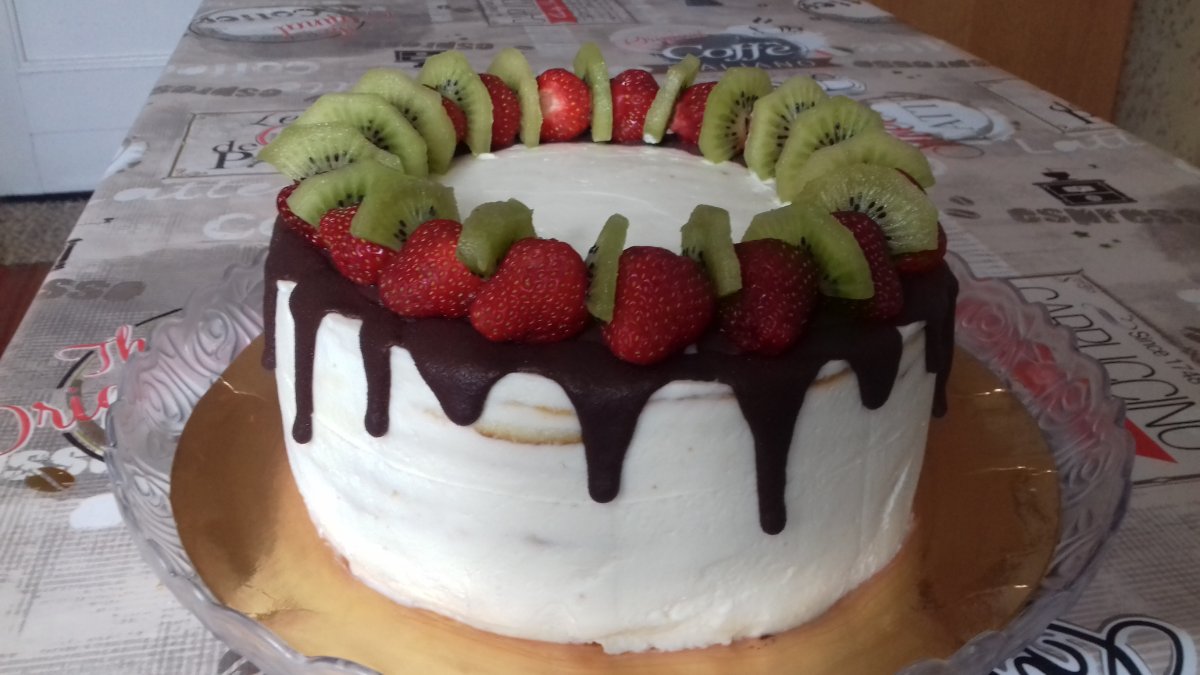 Торт из крекера и киви без выпечки