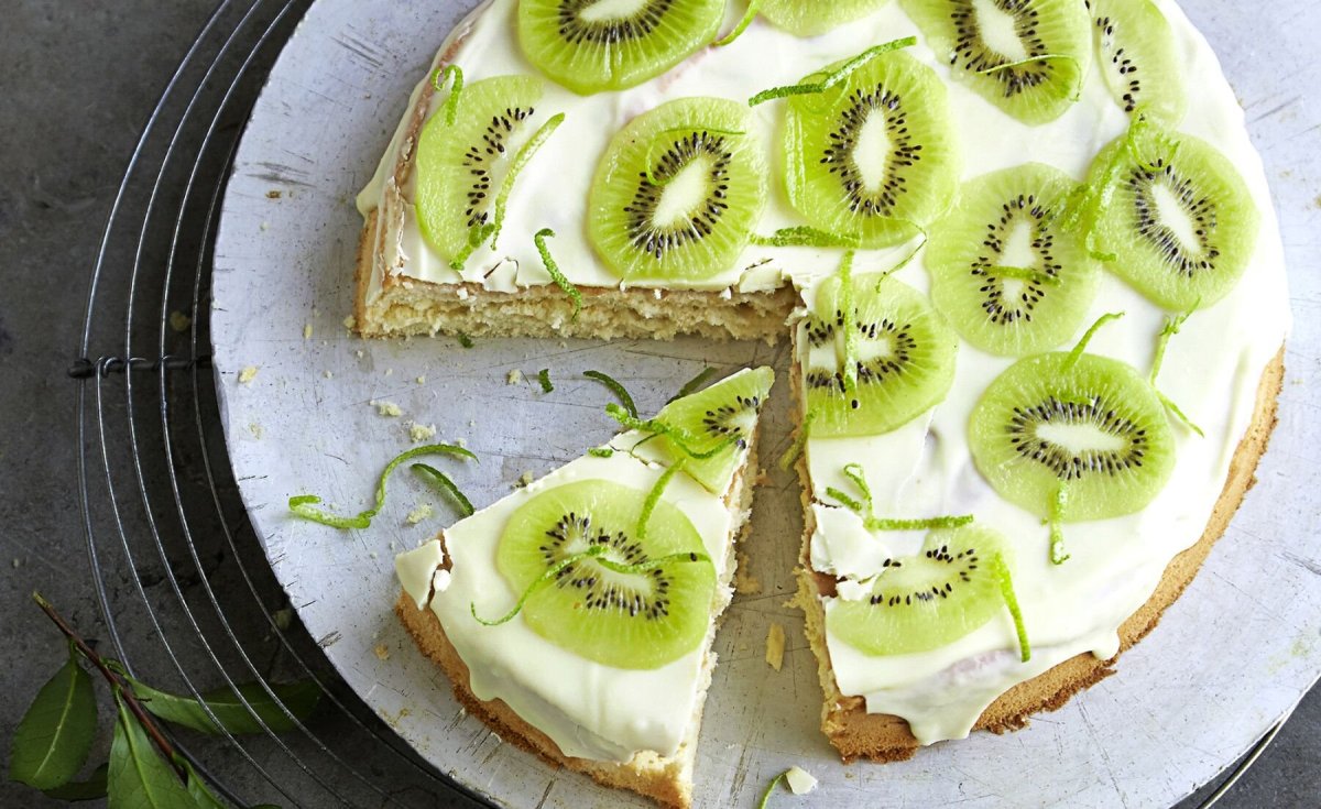 Украшение торта персиками и клубникой