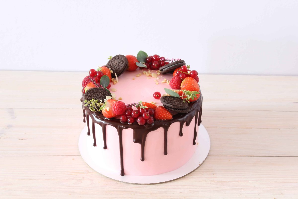 Торт с шоколадными подтеками и фруктами