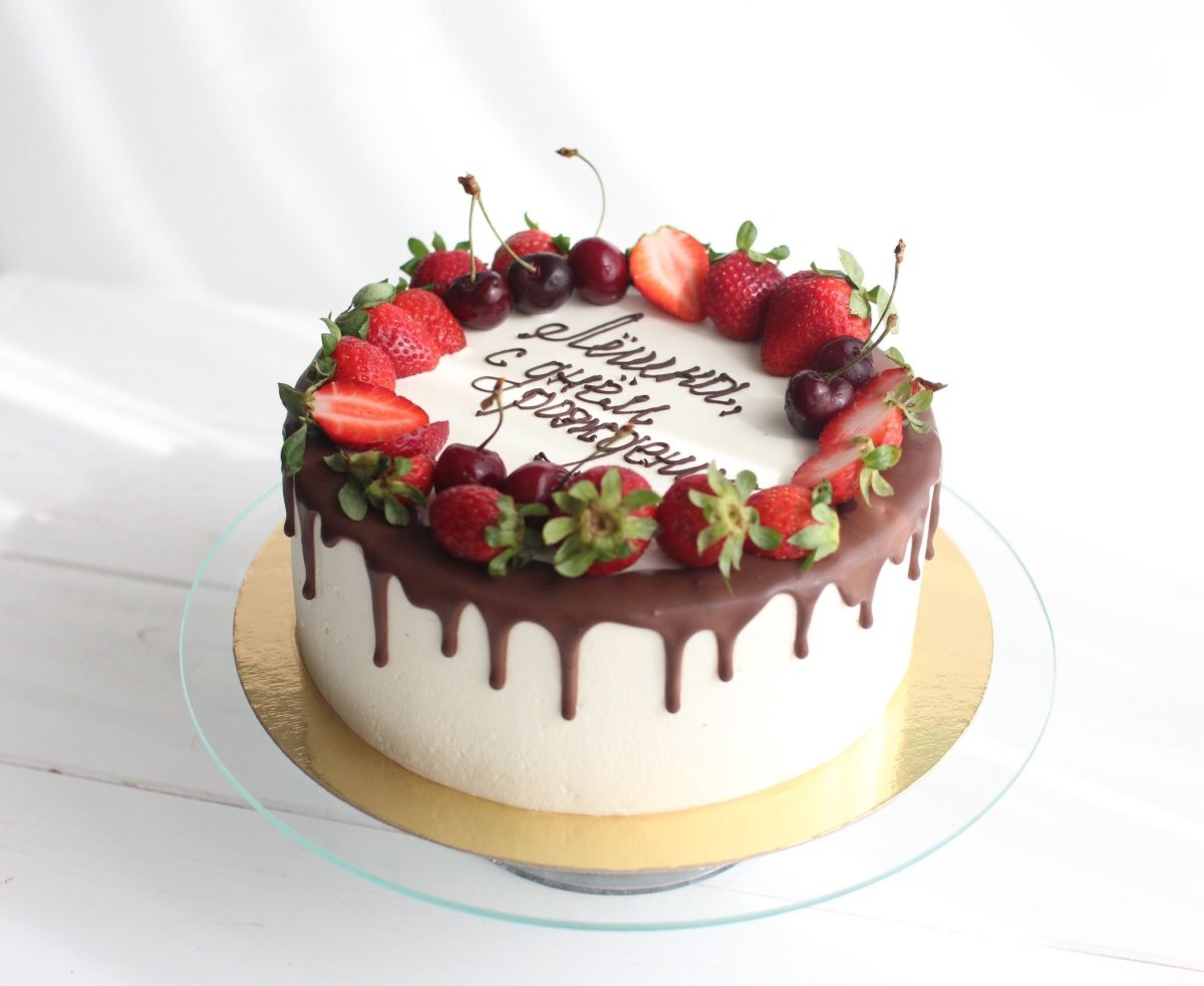 Торт с шоколадной глазурью и ягодами