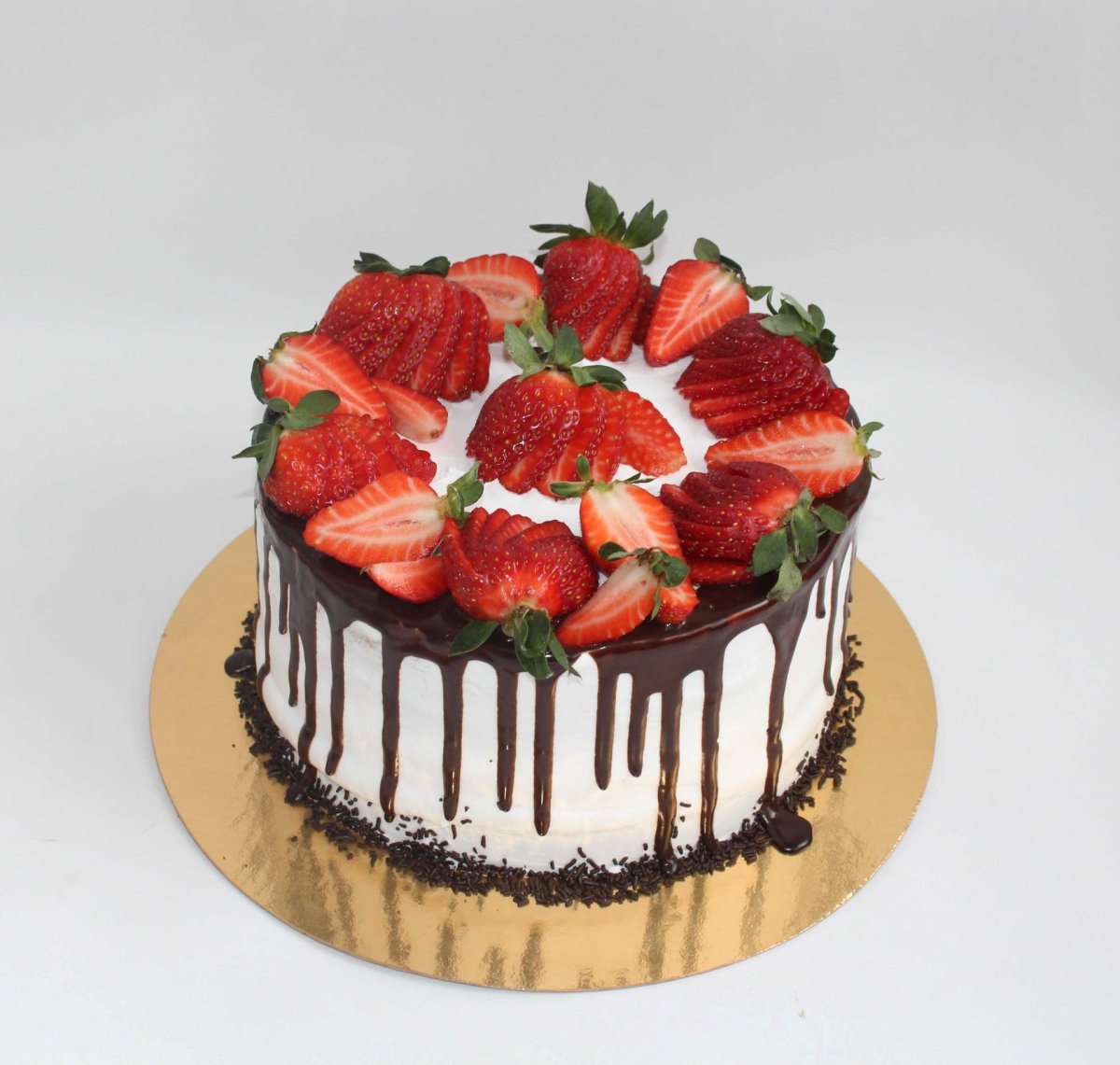 Торт с подтеками и фруктами