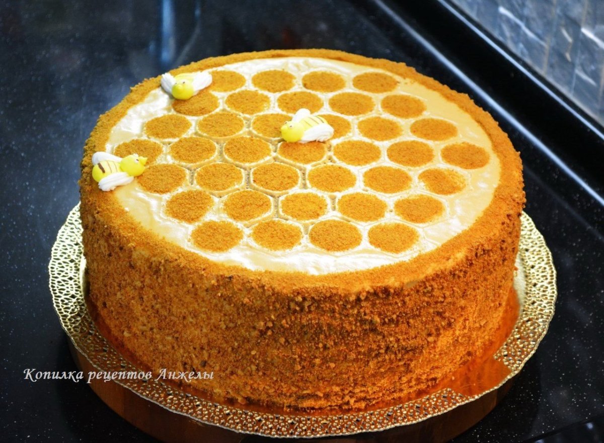Торт медовик с пчелками