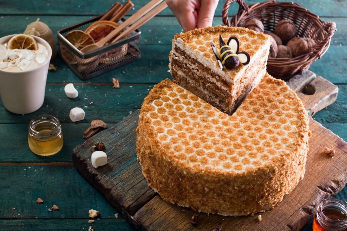 Медовик с пчелками и сотами