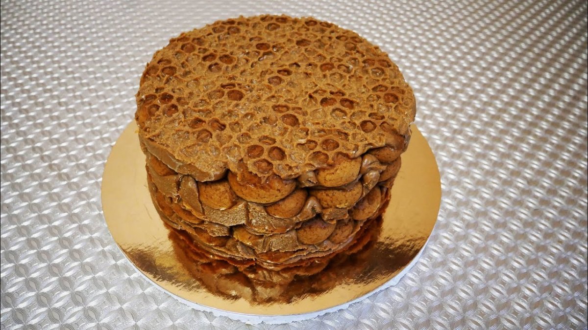 Торт медовик с пчелками