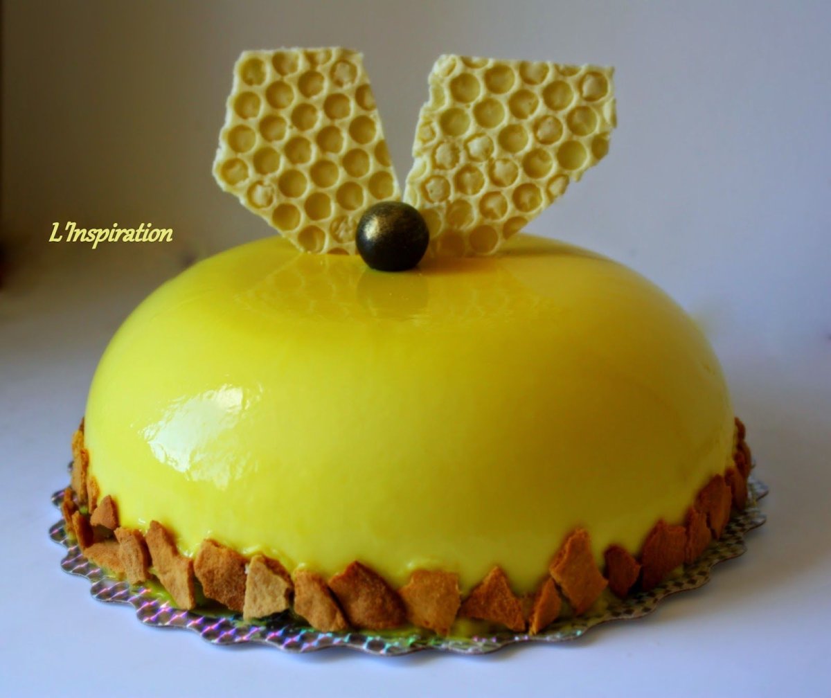 Торт медовик с пчелками