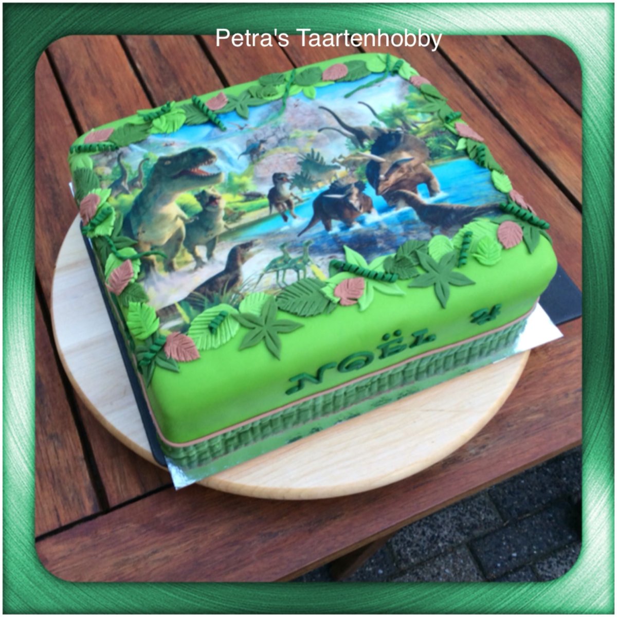 Торт с динозаврами парк Юрского периода