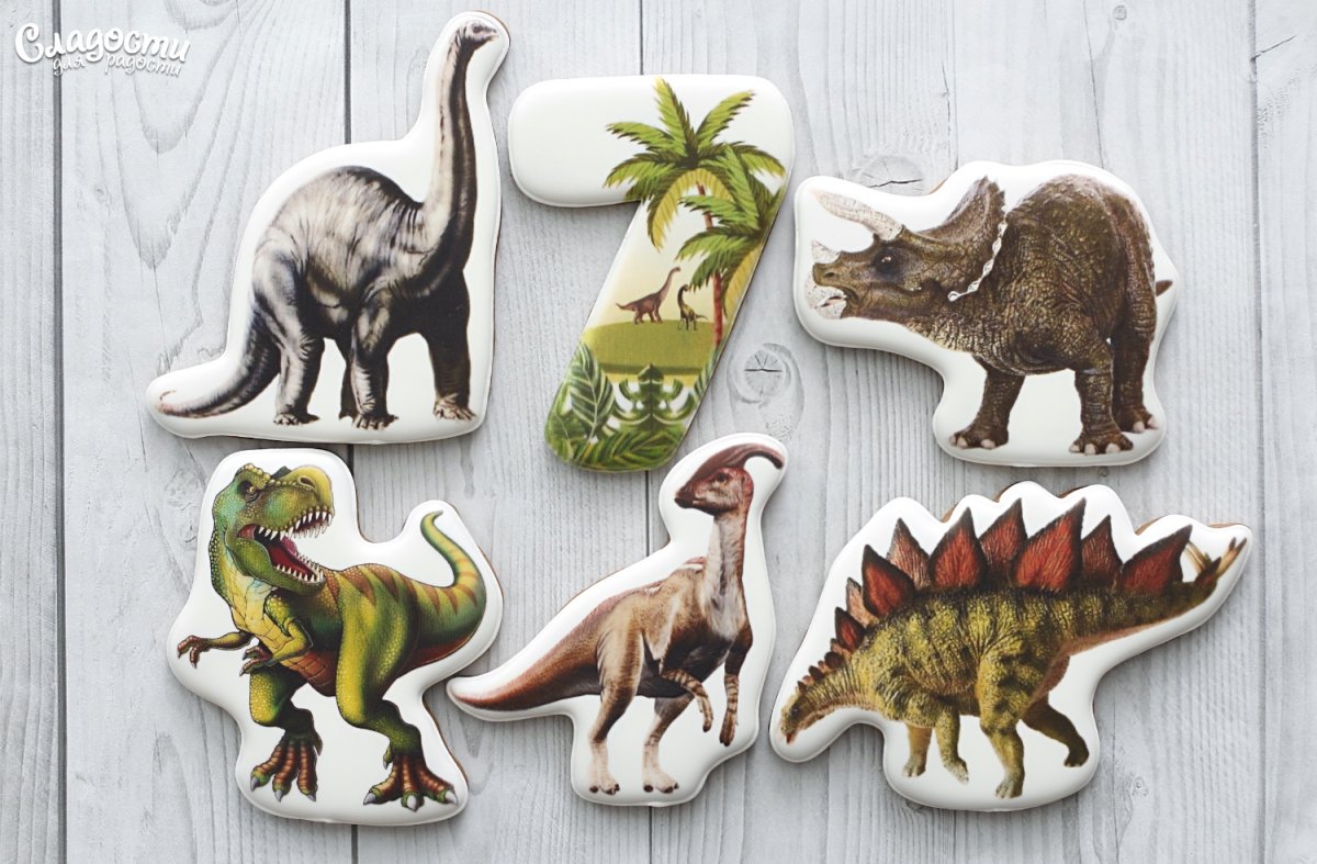 Торт с пряничными динозаврами