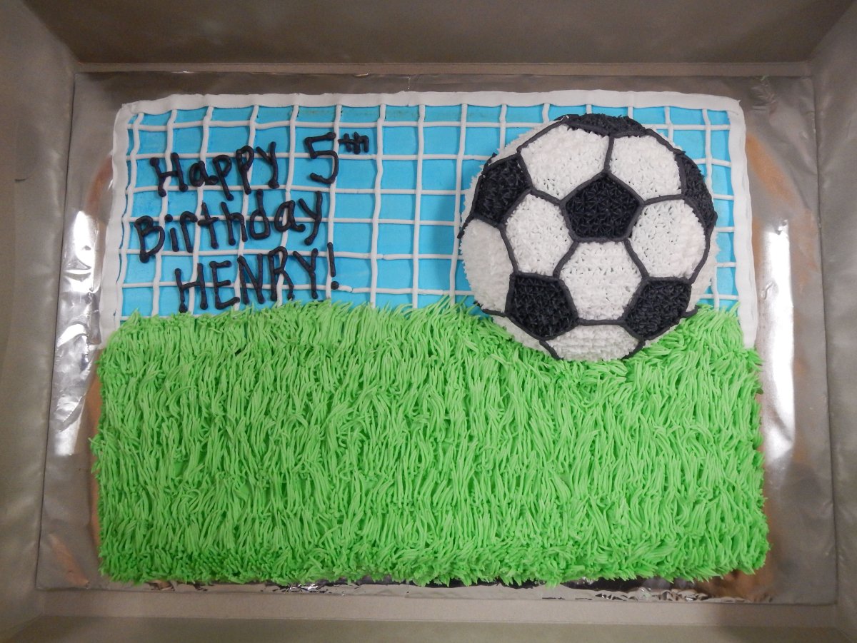 Футбольный мяч на сахарной бумаге