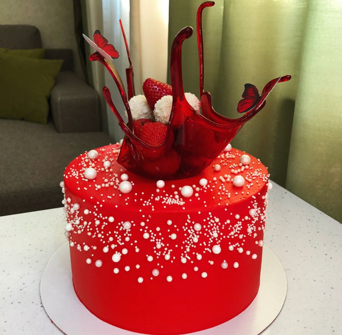 Торт с красными розами