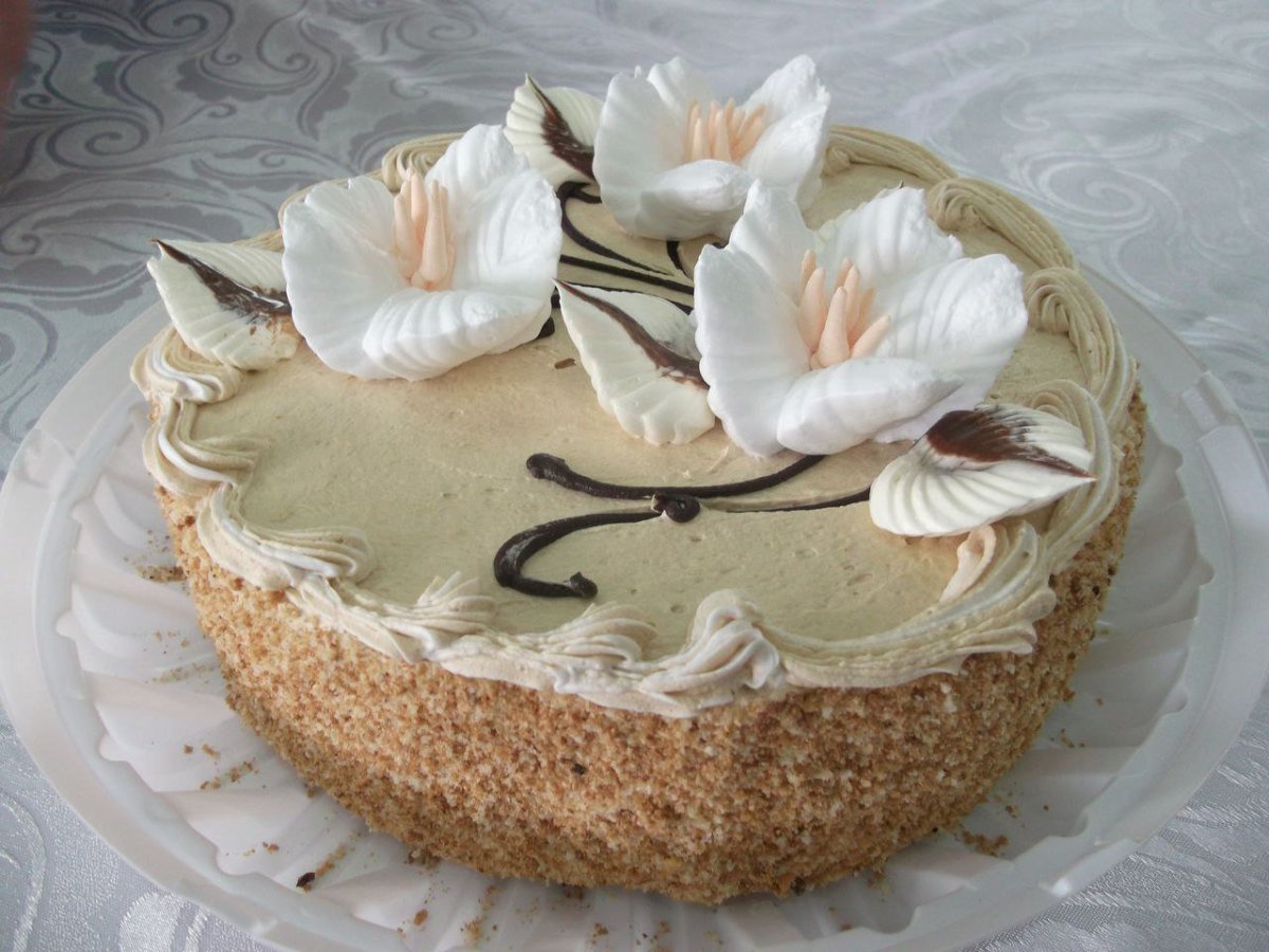 Украшение торта белковым кремом