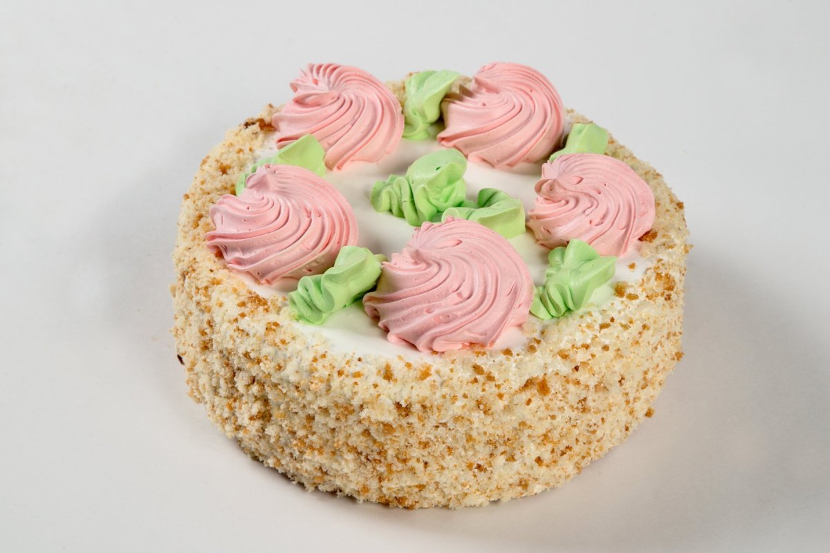 Торт с кремом и ягодами