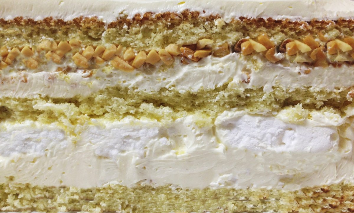 Бисквитный торт украшенный безе