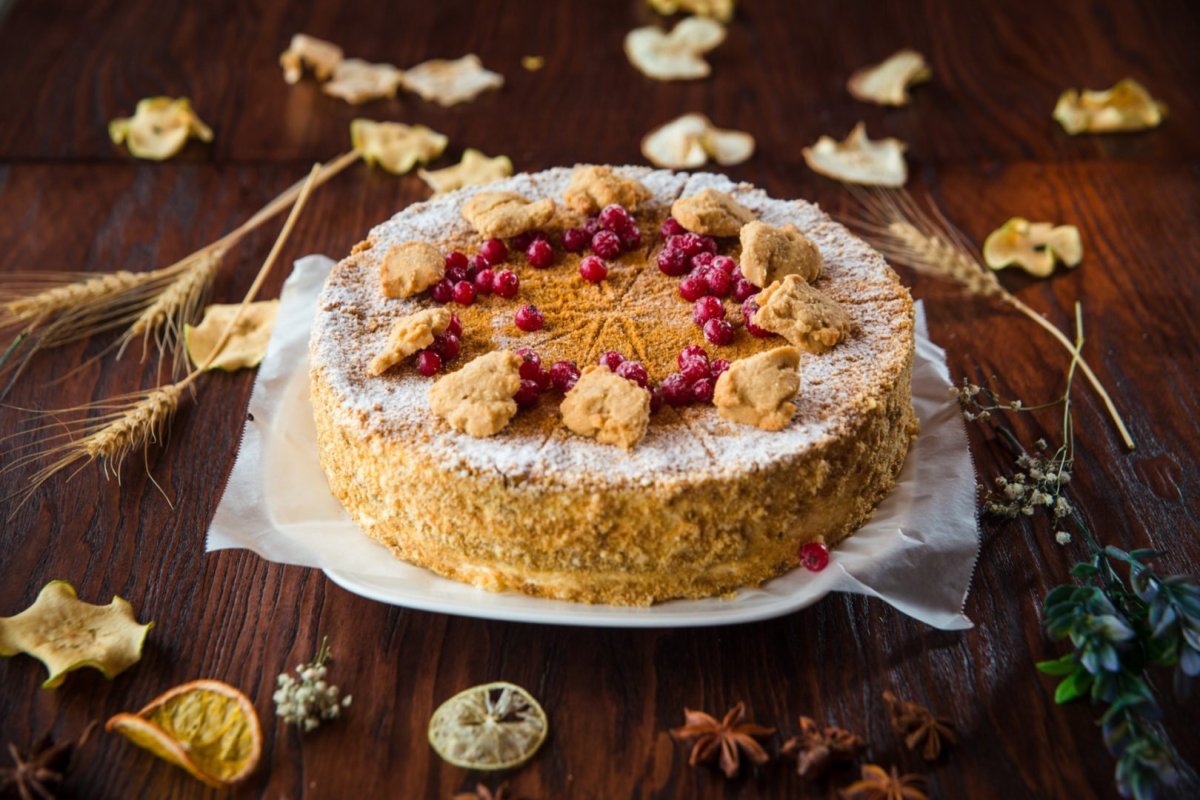 Медовик с физалисом и голубикой