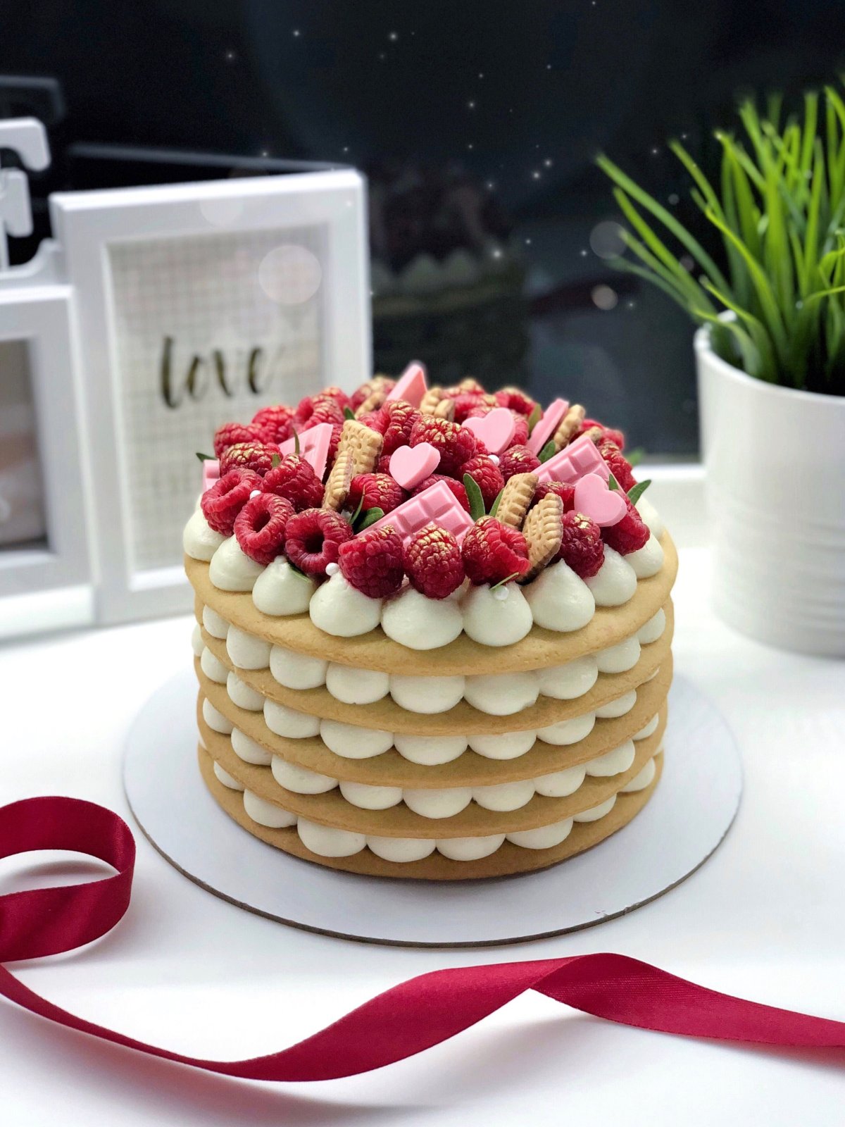 Украшение торта конфетами и шоколадками и печеньем