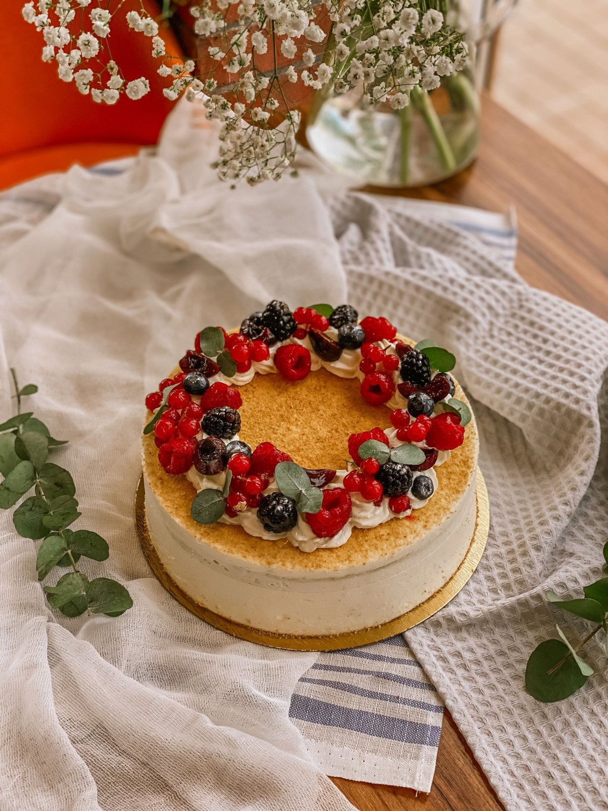 Медовик с ягодами