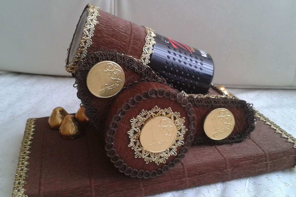 Корабль из конфет с бутылкой