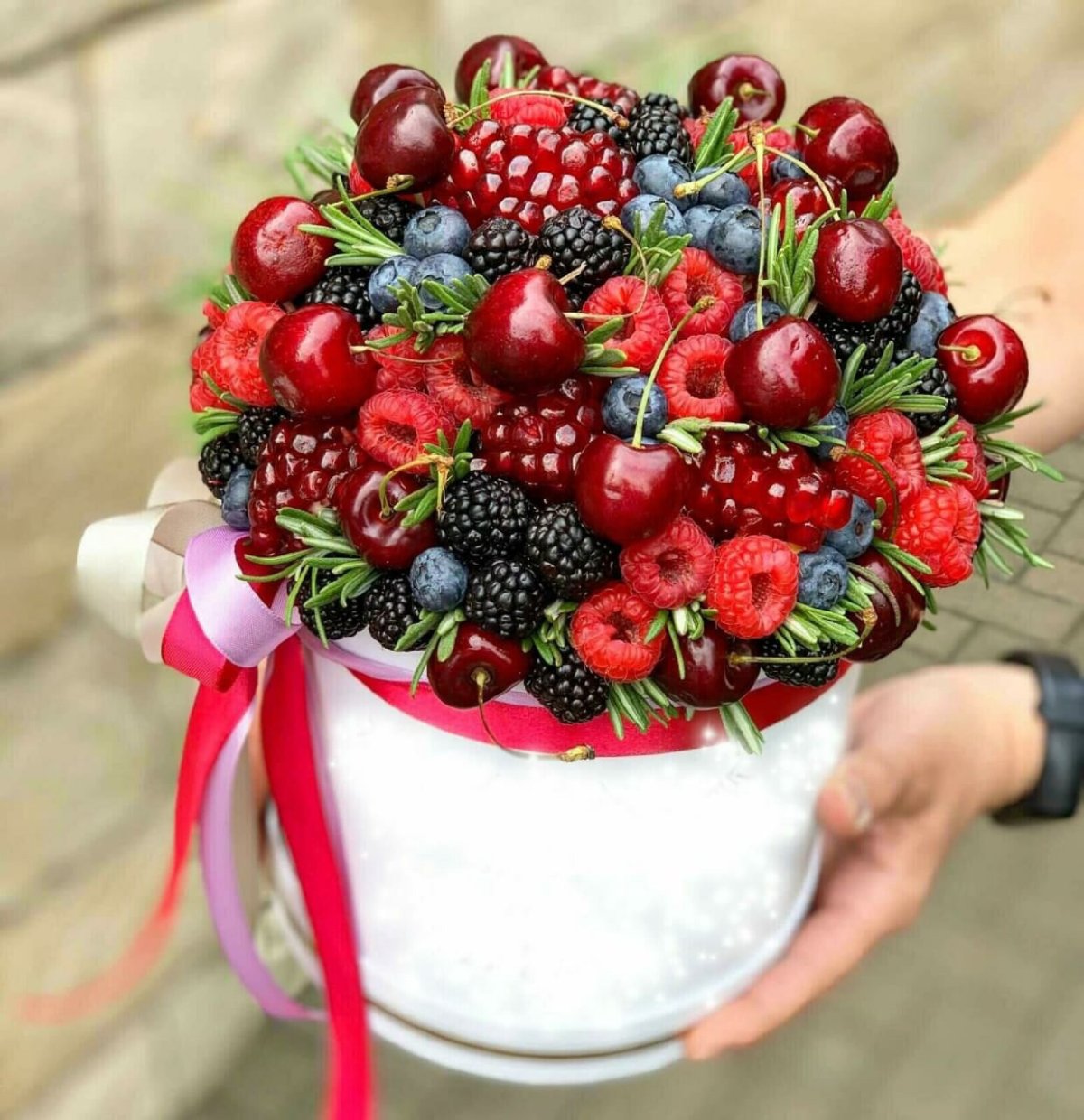 Стильные букеты с ягодами