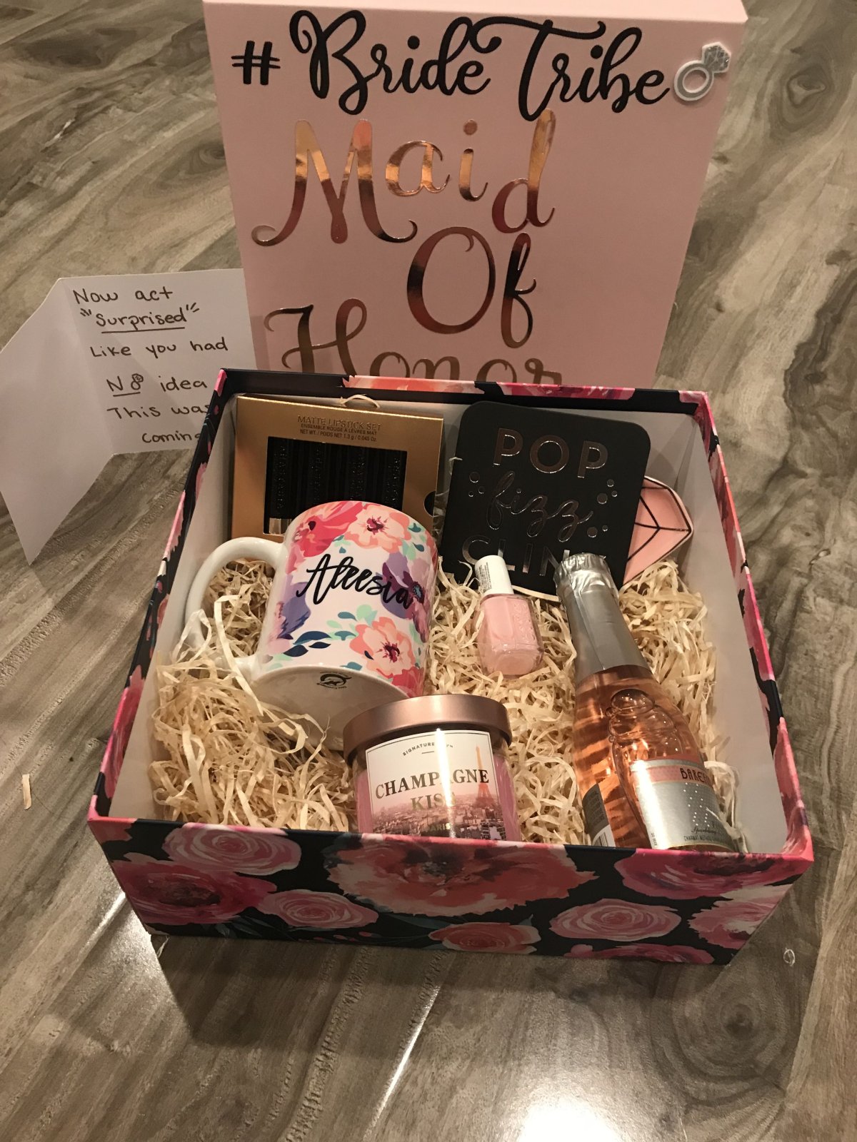 Коробка с подарками для подруги