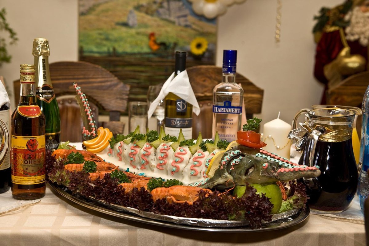 Стол с выпивкой и закуской