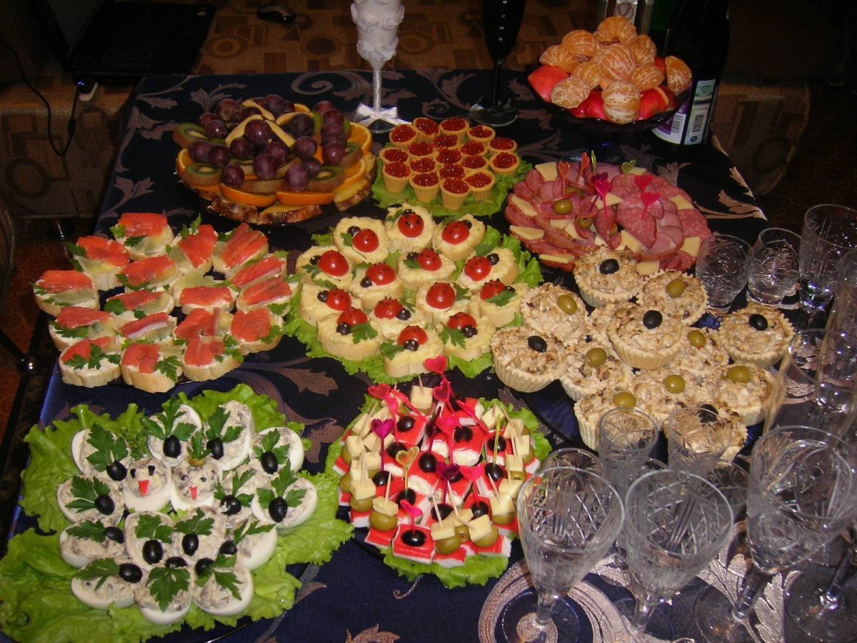 Стол для гостей