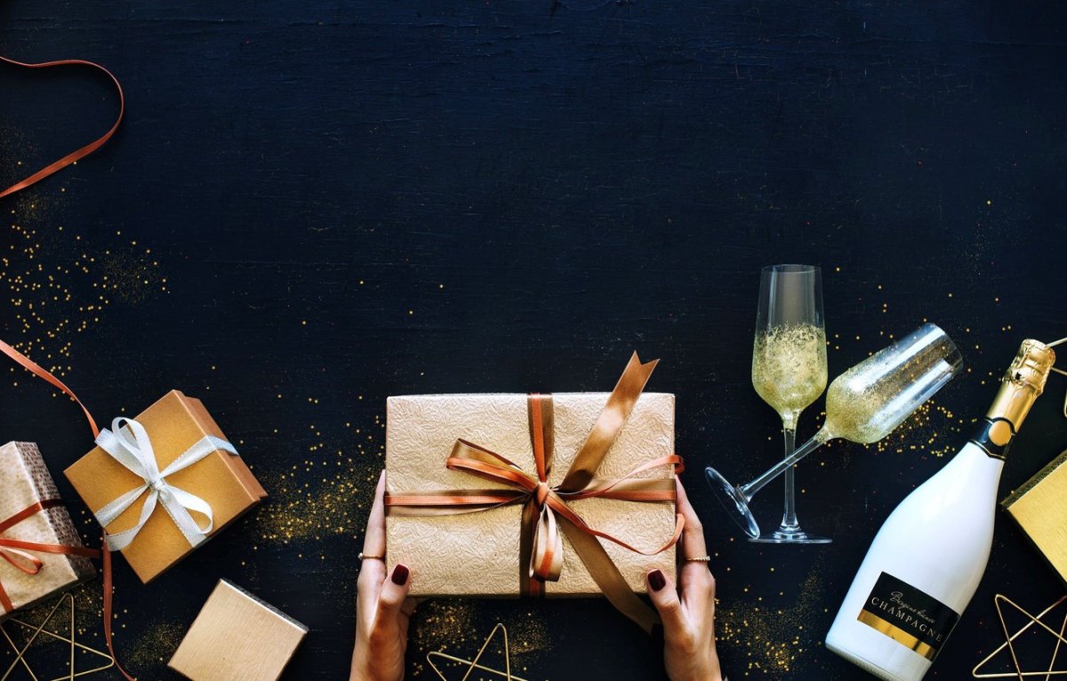 Подарочная коробка на столе