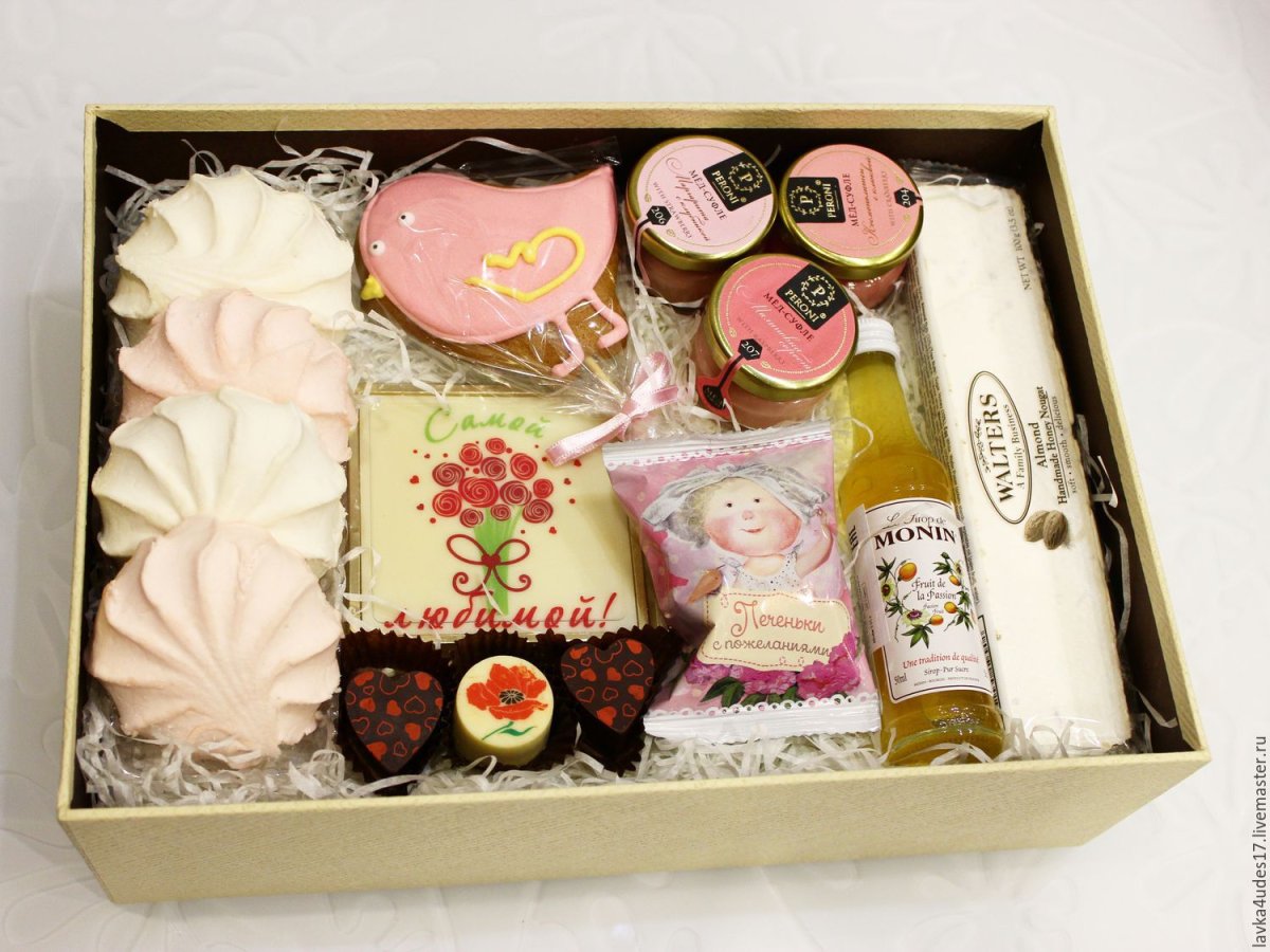 Подарок девушке цветы и киндеры