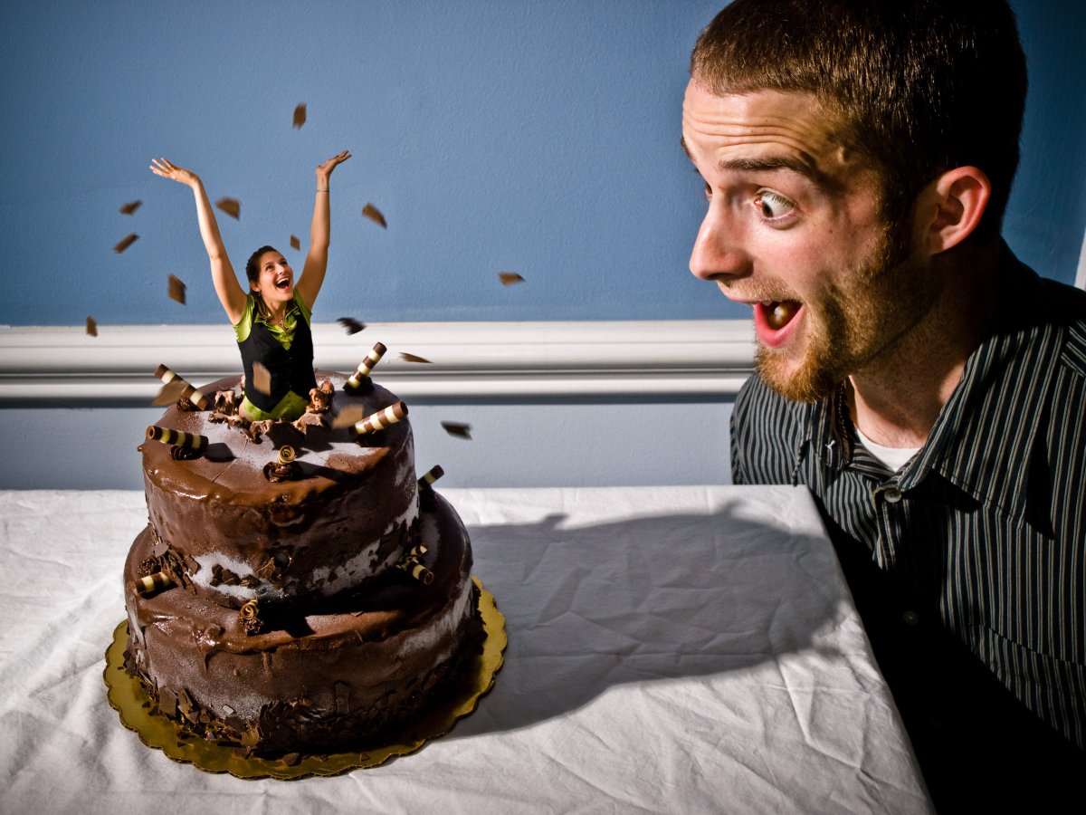 Мужчина с тортом в руках