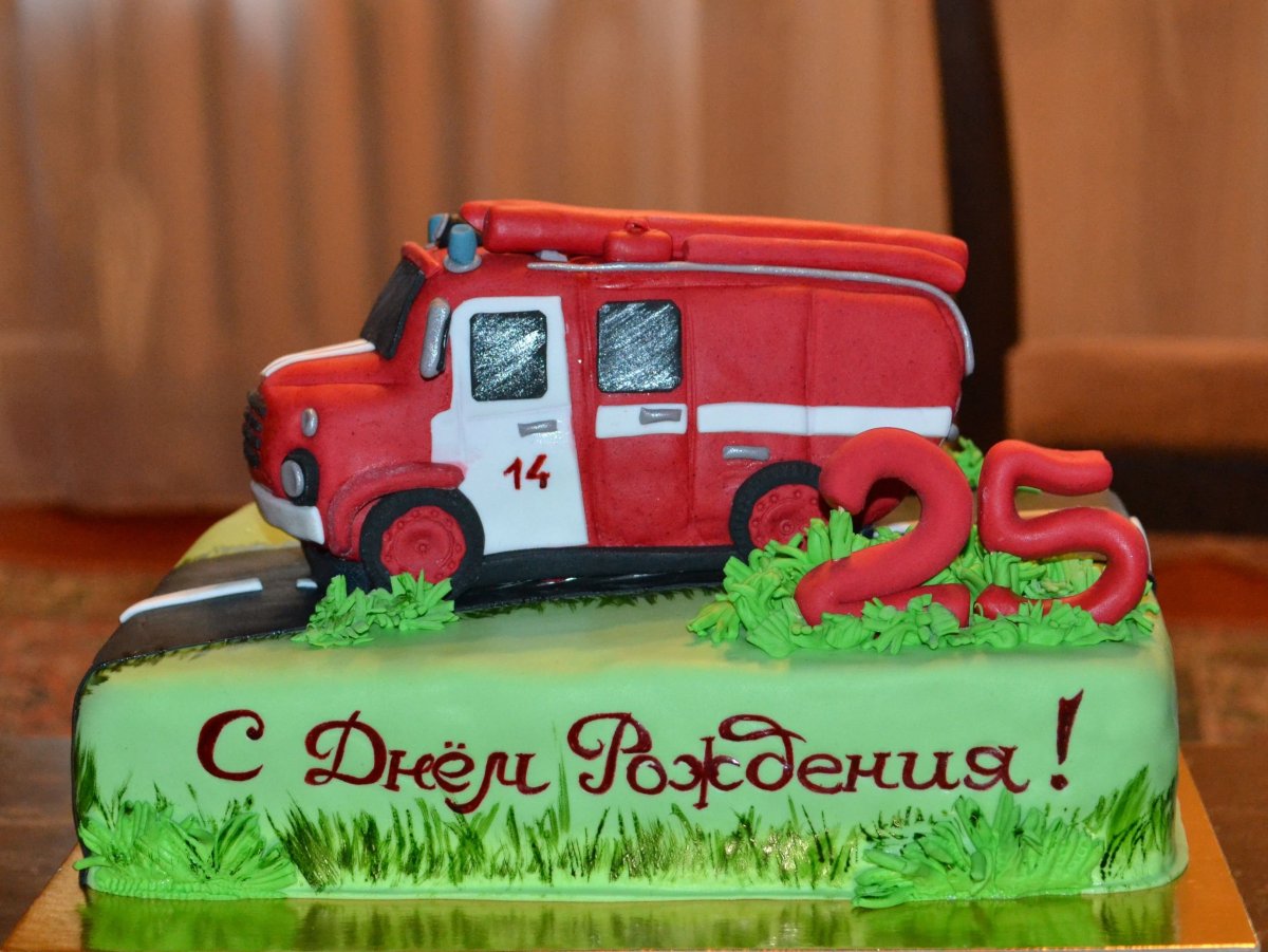 Торт в виде пожарной машины