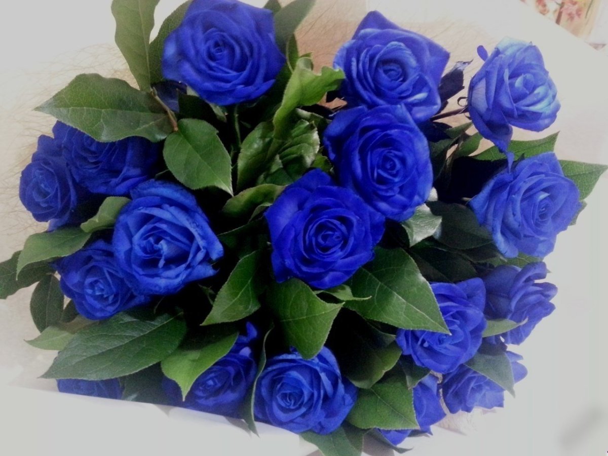 Синяя ваза с цветами