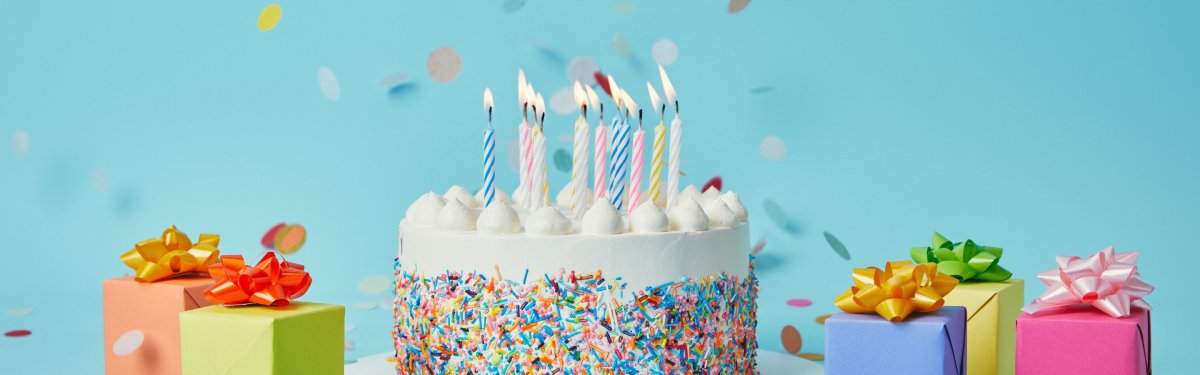 Фон с шариками и тортом